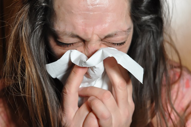 알레르기 비염에 고통받는 여성의 모습
