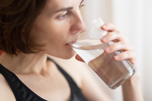 소화불량 원인
3. 만성 탈수증 dehydration
물 마시는 모습, hydration