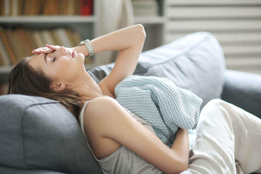 컨디션이 저조한 여자의 모습. 급체 예방은 컨디션 조절을 위해 필요합니다.