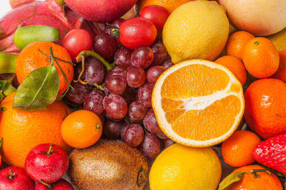 다이어트 과일
다채로운 색깔의 과일들이 놓여있다. 