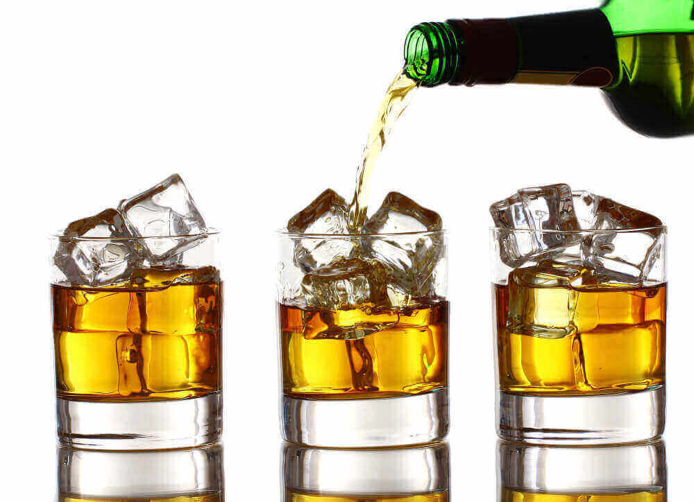 술 덜 취하는 방법
- 컵에 얼음을 넣고 술을 따르는 모습. 술을 희석해서 마시면 덜 취한다.