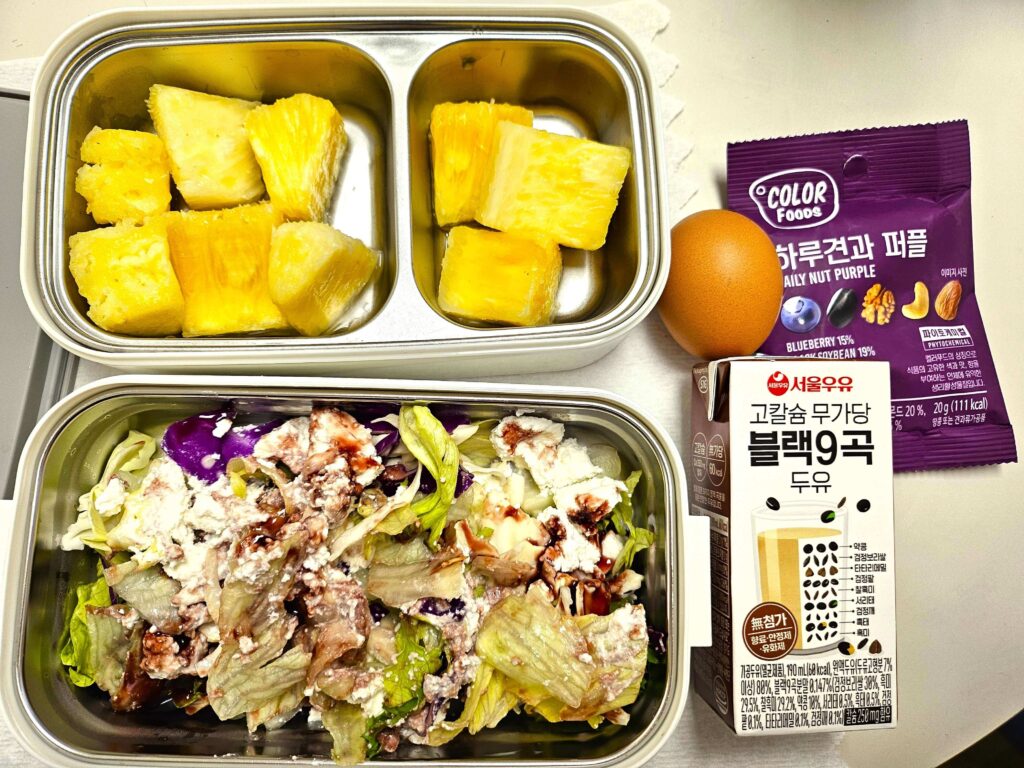 밀가루 끊기 후기를 작성하기 위해 도시락을 직접 싸 다니며 식단 관리를 함 