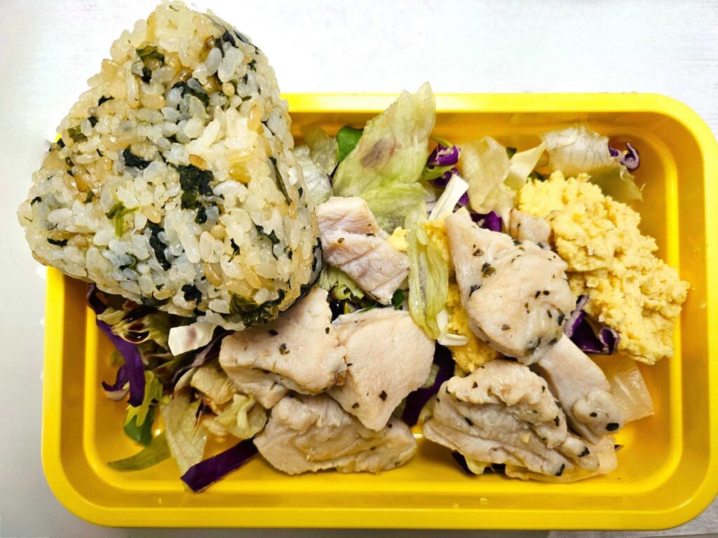 탄수화물, 단백질, 지방이 모두 구성된 샐러드