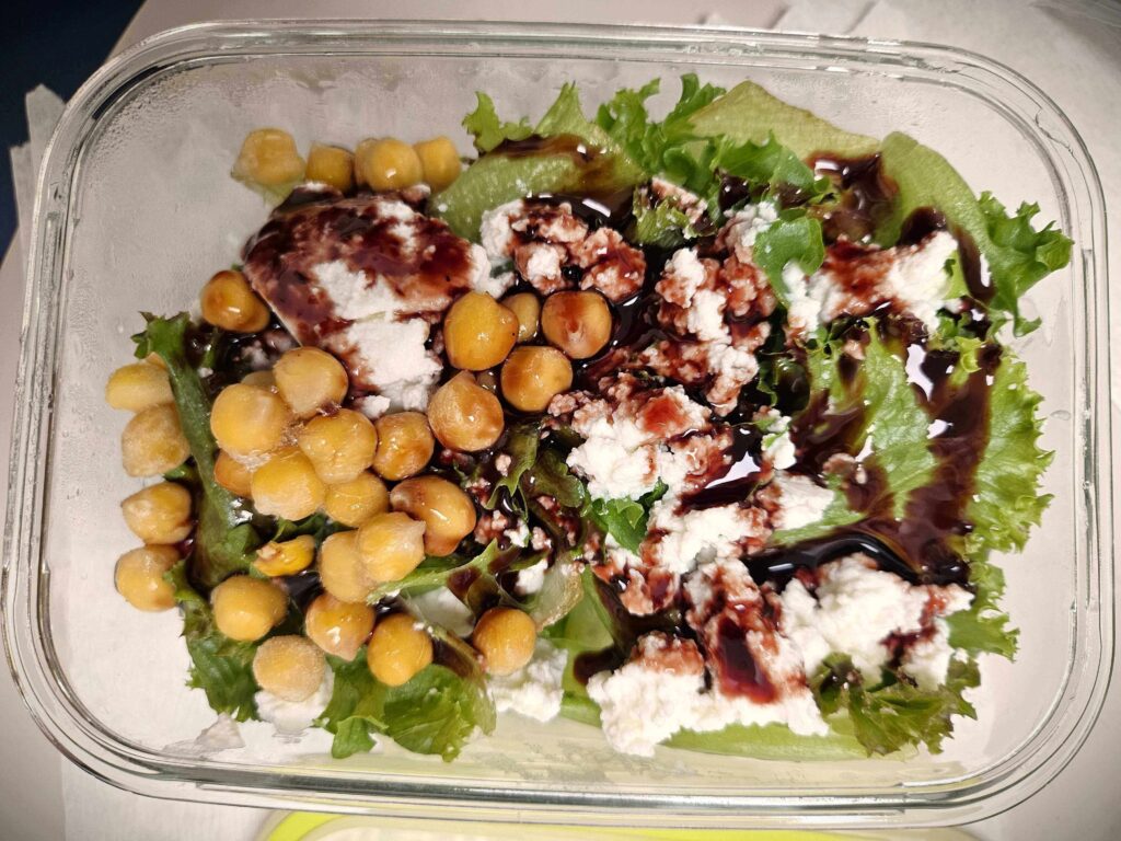 병아리 콩, 리코타 치즈, 발사믹 글레이즈가 뿌려진 채소