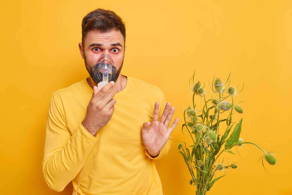 알레르기 응급처치
남자가 꽃가루 알레르기 때문에 산소 마스크를 쓰고 있는 모습
